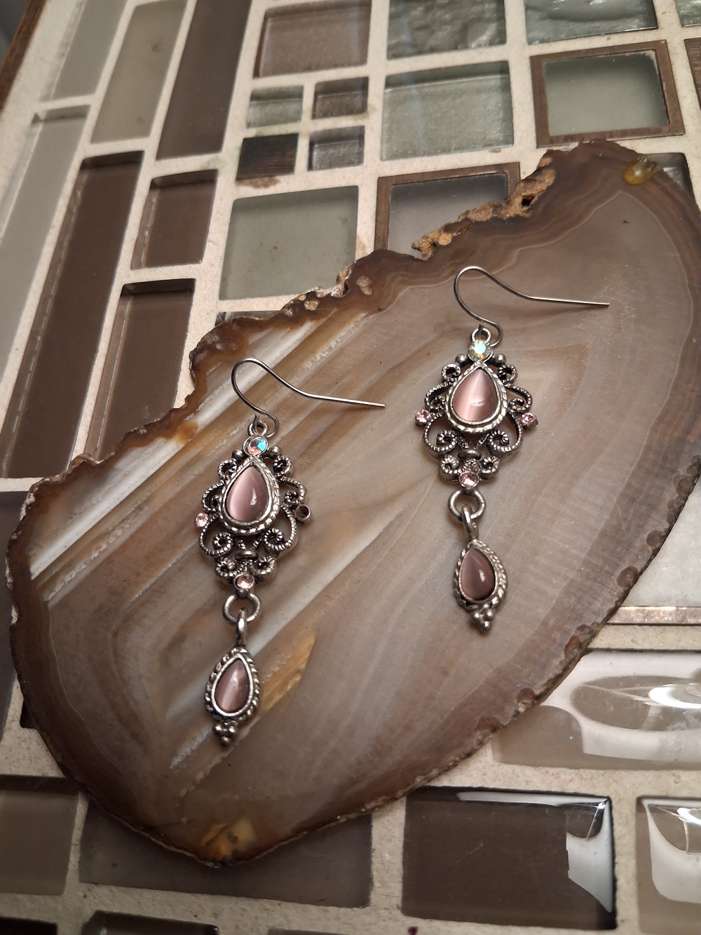 Vintage-Inspired Pink Teardrop Dangle Earrings - Unbranded